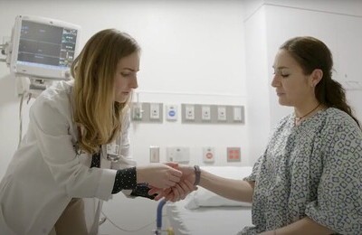 Кодирование Аквилонг в Волчанске Врач держит пациентку за руку