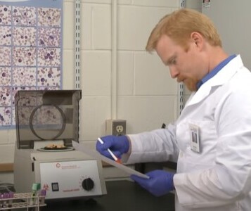 Клиника лечения наркозависимости в Волчанске Врач в кабинете клиники